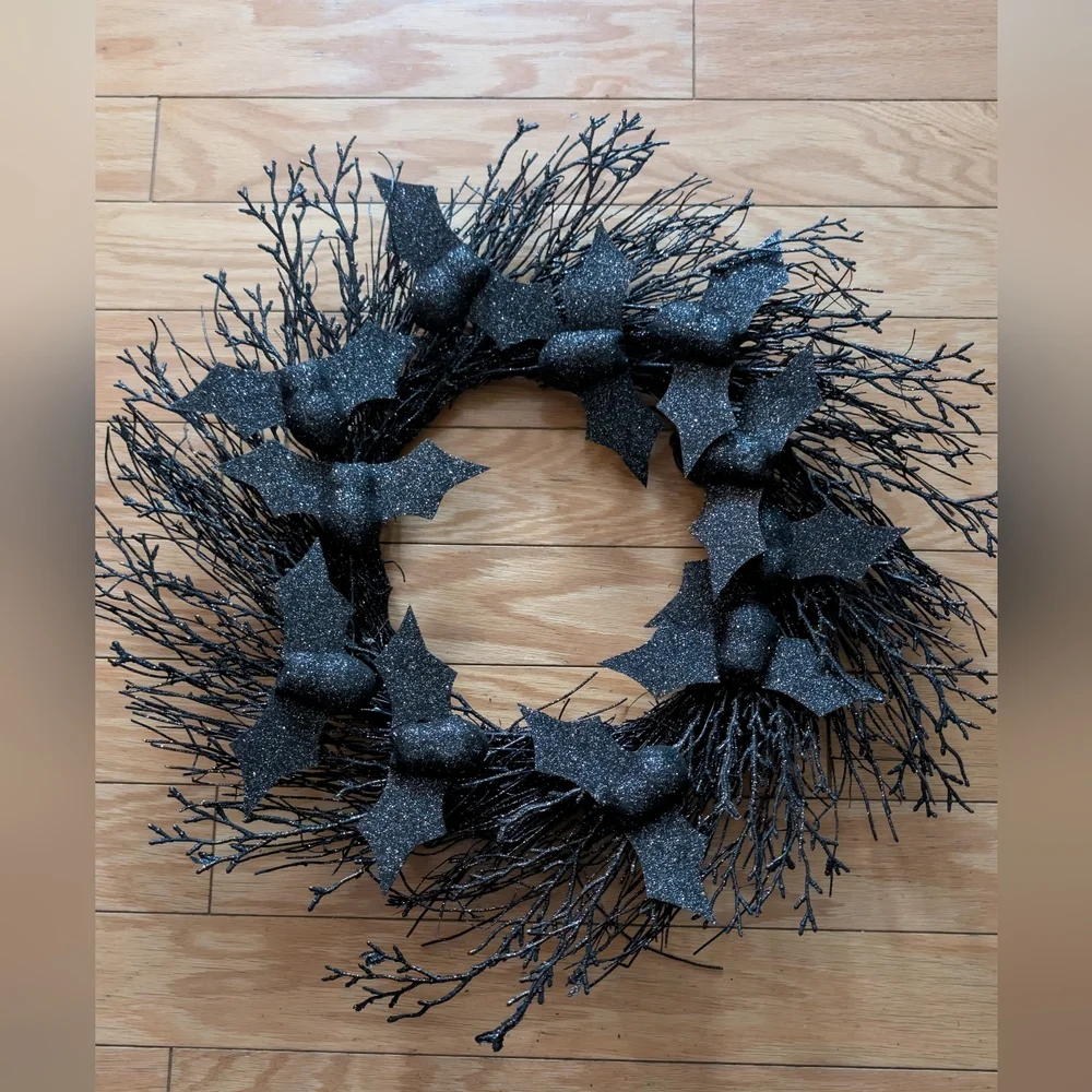 Glistening Black Bat Wreath for Halloween - Picture 1 of 4